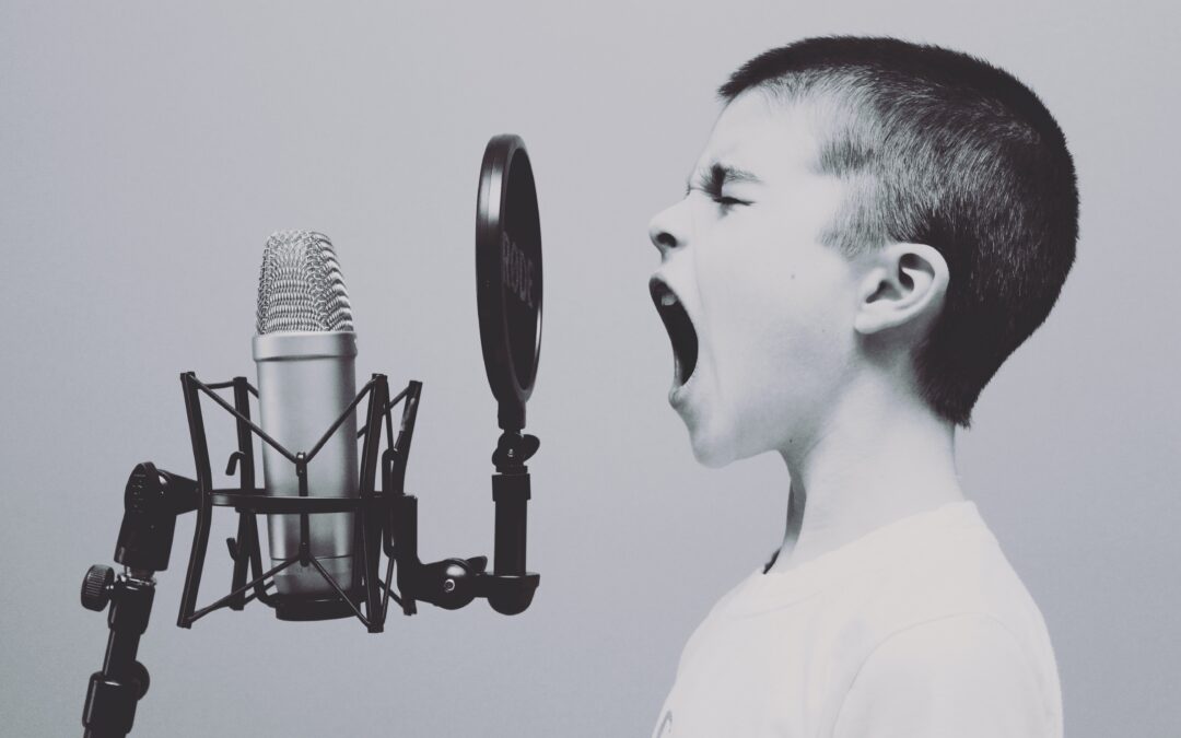 Barn som roper foran mikrofon